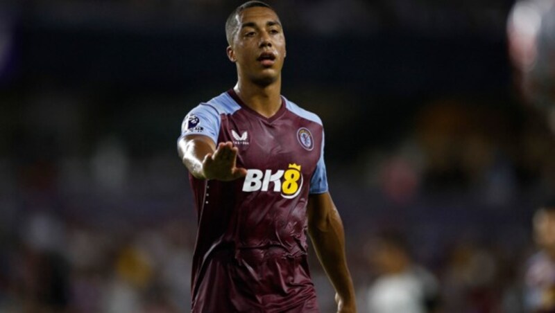 Deutlich zu sehen: Das Trikot von Aston-Villa-Profi Youri Tielemans ist komplett nass geschwitzt. (Bild: APA/Getty Images via AFP/GETTY IMAGES/James Gilbert)