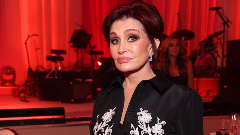 According to Ozzy, Sharon Osbourne is making sure her hubby doesn't fall off the wagon. (Bild: APA/Getty Images via AFP/GETTY IMAGES/Amy Sussman)