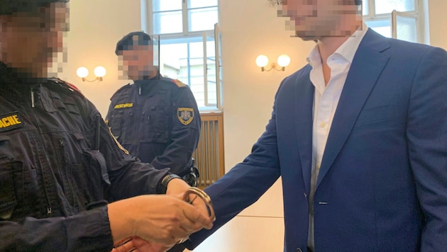 The main defendant, Benjamin H., received a non-appealable five-year sentence for aggravated fraud and criminal association. (Bild: Krone KREATIV)