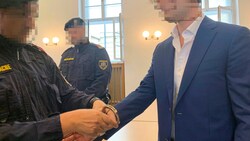 Benjamin H. ist eine der Schlüsselfiguren im Betrugsprozess um EXW Wallet. Zwei seiner mutmaßlichen Hauptkomplizen sind übrigens nicht dabei - einer ist flüchtig, der zweite in Brasilien in Auslieferungshaft. (Bild: Krone KREATIV)