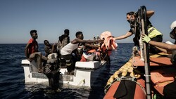 Vor allem die Situation im Mittelmeer erhöht den Druck auf die Minister, sich in Sachen Migration zu einigen. (Bild: AFP/Vincenzo CIRCOSTA)