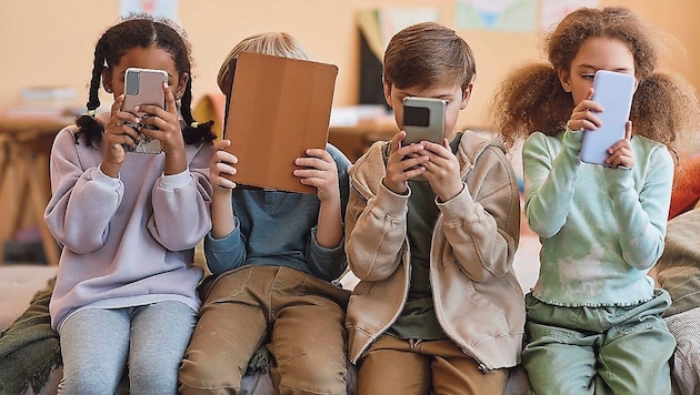 While children are still more motivated and enjoy being active, the desire to exercise decreases in adolescence. One reason: they spend more time on their smartphones. (Bild: Seventyfour)