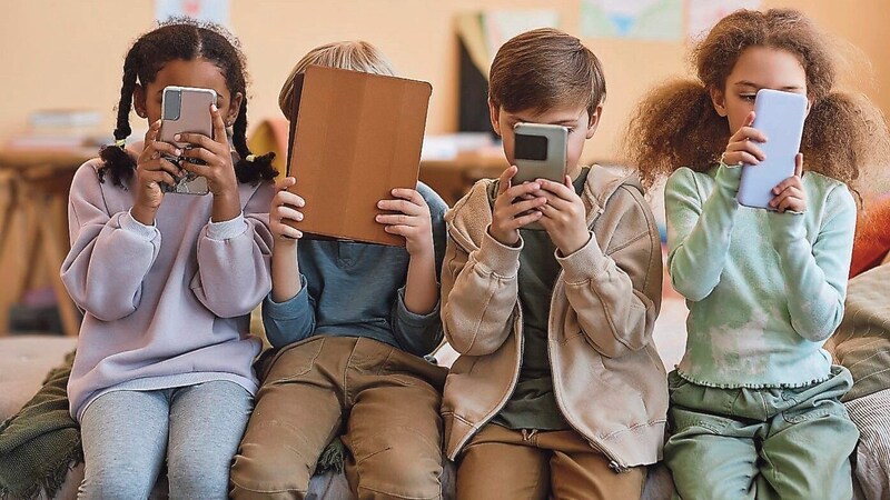 In der heutigen Digitalen Welt ist die Sucht nach dem Handy oder Ipad bei Kindern ein großes Thema. (Bild: stock.adobe.com/Seventyfour)