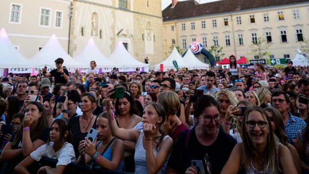 Die Konzerte im Rahmen der Eröffnung lockten Tausende auf den Domplatz. (Bild: Imre Antal)