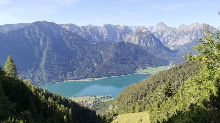 Wir genießen den Blick hinab zum Meer der Tiroler.