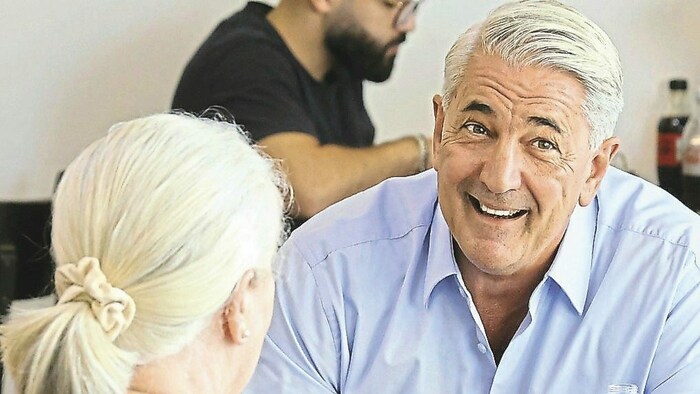 So, als wäre nie etwas gewesen: Ernst Nevrivy plauderte gut gelaunt mit den Bezirksbewohnern. ...