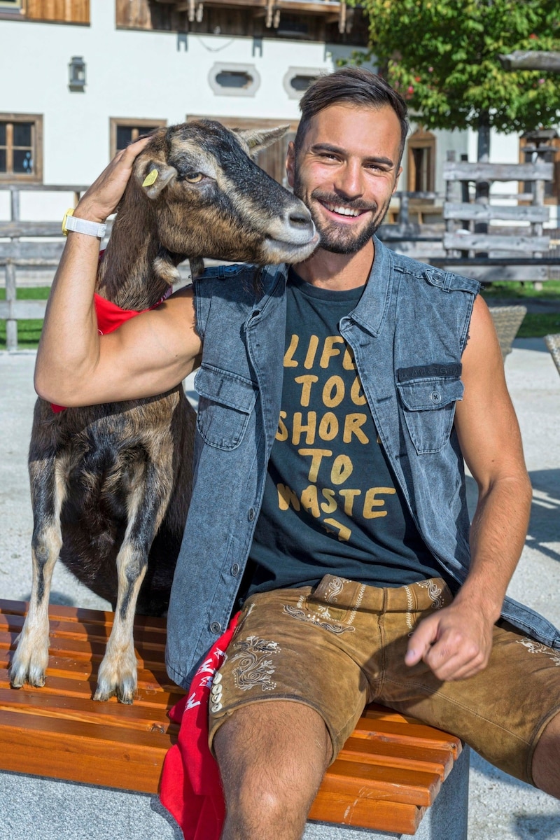 Auch Ziege Lilo freute sich über Streicheleinheiten von Frontmann Philipp Rafetseder. (Bild: Kerstin Joensson)