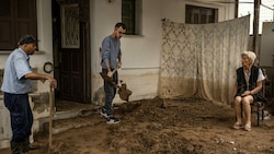 In Griechenland wurden ungefähr 250 Menschen wegen Erdrutschen und Überschwemmungen in Sicherheit gebracht. (Bild: AFP)