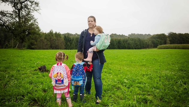 Michaela W. und ihre drei Kinder stehen ohne Betreuung da (Bild: Scharinger Daniel)