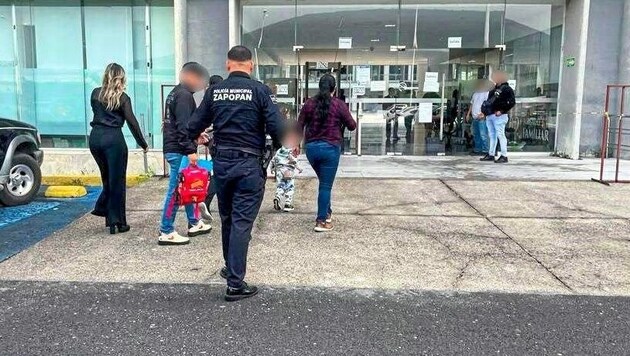 Die mexikanische Polizei holte den Buben aus der Schule. (Bild: Polizei)