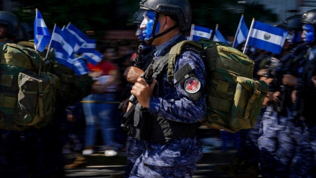 Soldaten der Armee von El Salvador bei einer Parade (Archivbild). (Bild: AFP)