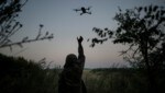Ein ukrainischer Soldat mit einer Drohne (Bild: Associated Press)