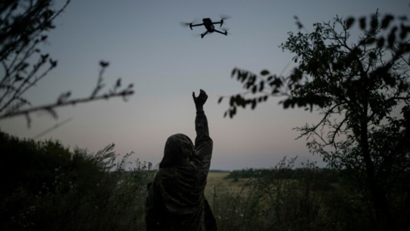 Ein russischer Soldat steuert eine Drohne. (Bild: Associated Press)