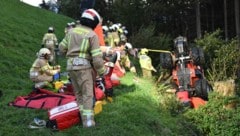 Das Fahrzeug stürzte mit der 43-Jährigen eine Böschung hinab und begrub die Frau unter sich. (Bild: zoom.tirol)