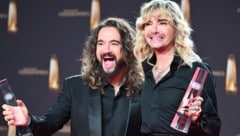 Die Zwillinge Bill (r.) und Tom Kaulitz feiern mit Staffel 2 von „Kaulitz & Kaulitz“ ihr Seriencomeback. Fans können sich auf emotionale Momente, chaotische Tourbus-Abenteuer und tiefe Einblicke in ihr Leben freuen. (Bild: APA/dpa/Henning Kaiser)