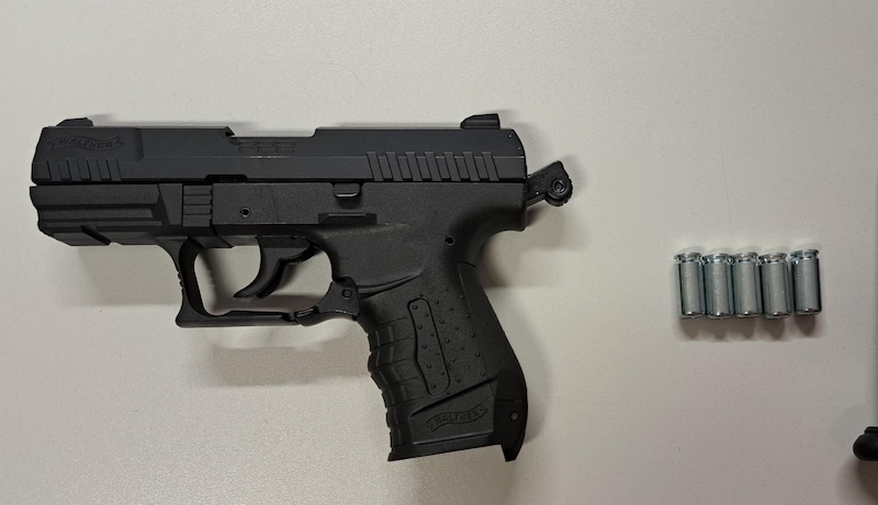 Using a deceptively real-looking toy pistol (symbolic image), the perpetrator stole a record amount of money. (Bild: LPD Wien)