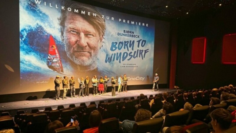 In Klagenfurt feierte Windsurf-Legende Bjørn Dunkerbeck noch Kino-Premiere mit seinen Fans. (Bild: Wallner Hannes)