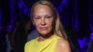 Pamela Anderson verzichtet auf Make-up. Sie findet, es mache sie älter. (Bild: APA/Vianney Le Caer/Invision/AP)