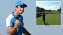 Viktor Hovland wirft den Ball nach seinem Wunder-Schlag in die Fans. (Bild: Copyright 2023 The Associated Press. All rights reserved)