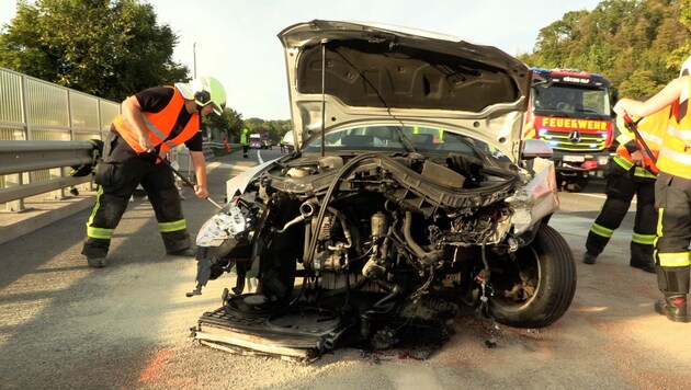 Am Fahrzeug der beiden Damen dürfte nicht mehr viel zu reparieren sein. (Bild: Maurice Shourot)