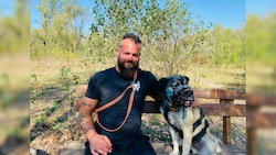 Mit viel Geduld und Arbeit konnte der Mischling dank Trainer Georg Resch wieder Vertrauen zu ...