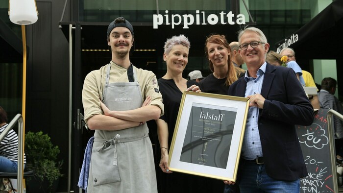 Geschäftsführer Georg Willeit freut sich mit Pippilotta-Leiterin Nadja Geisler, Angelika ...