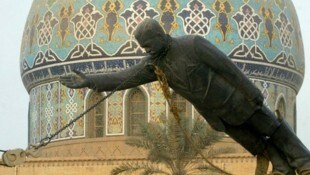 Vor 20 Jahren fielen Saddam Hussein und auch seine Statuen. (Bild: AP/Laurend Rebours)