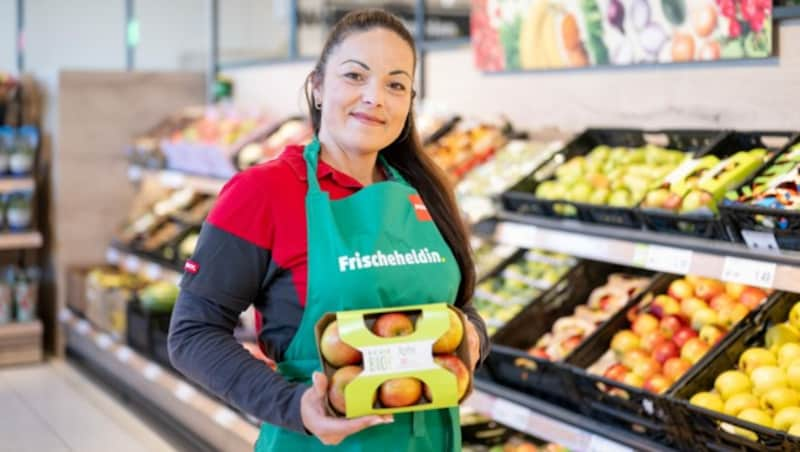 FrischeheldInnen sorgen bei Penny den ganzen Tag über für frisches Obst und Gemüse. (Bild: Penny/Robert Harson)