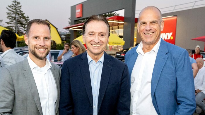 Penny Geschäftsführer Kai Pataky und Mike Podobrin gemeinsam mit Bürgermeister Alexander Vojta ...
