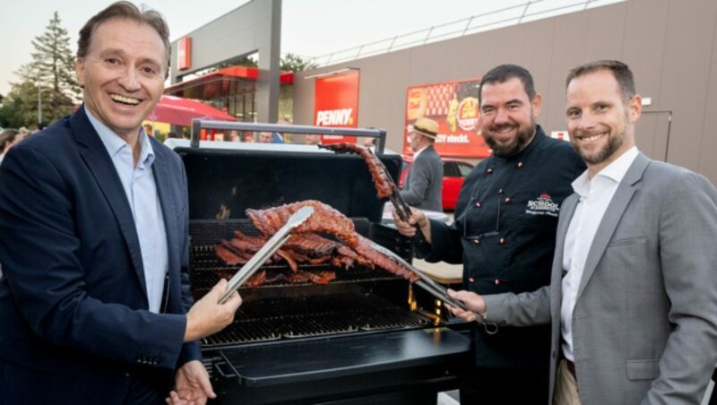 Penny Geschäftsführer Kai Pataky, Grillmeister Wolfgang Arndt und Bürgermeister Alexander Vojta (v.r.n.l.) (Bild: Penny/Robert Harson)