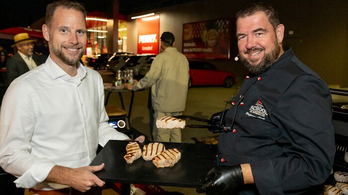 Penny Verkaufsleiter Fleisch Thomas Ruhmer mit Grillmeister Wolfgang Arndt, der mit köstlichem ...
