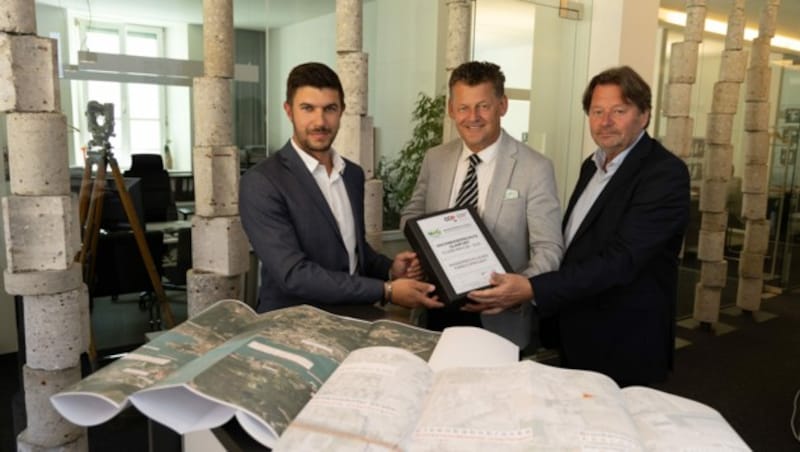 CCE-Projektleiter Dipl.-Ing. Daniel Seebacher übergab die Hochwasserschutz-Projektunterlagen an Bürgermeister Christian Scheider und Wasserverband-Geschäftsführer Ing. Ingolf Herold. (Bild: Stadtpresse/Just)