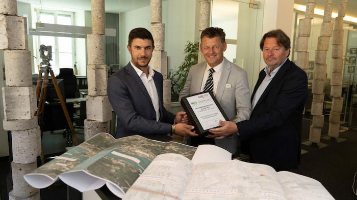 CCE-Projektleiter Dipl.-Ing. Daniel Seebacher übergab die Hochwasserschutz-Projektunterlagen an Bürgermeister Christian Scheider und Wasserverband-Geschäftsführer Ing. Ingolf Herold.