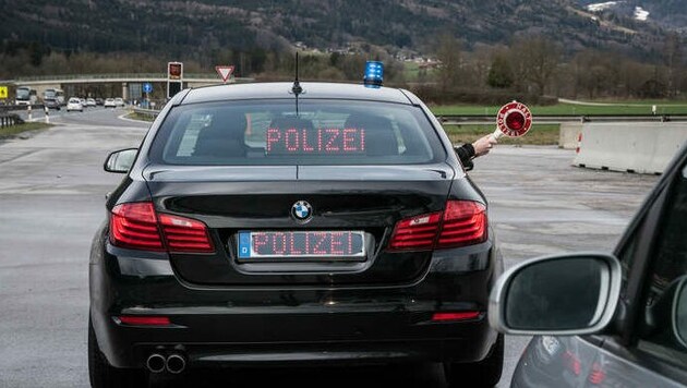 Fahnder der Grenzpolizei Raubling stoppten den Wagen des Österreichers auf der Autobahn in Richtung München. (Bild: Grenzpolizei Raubling)