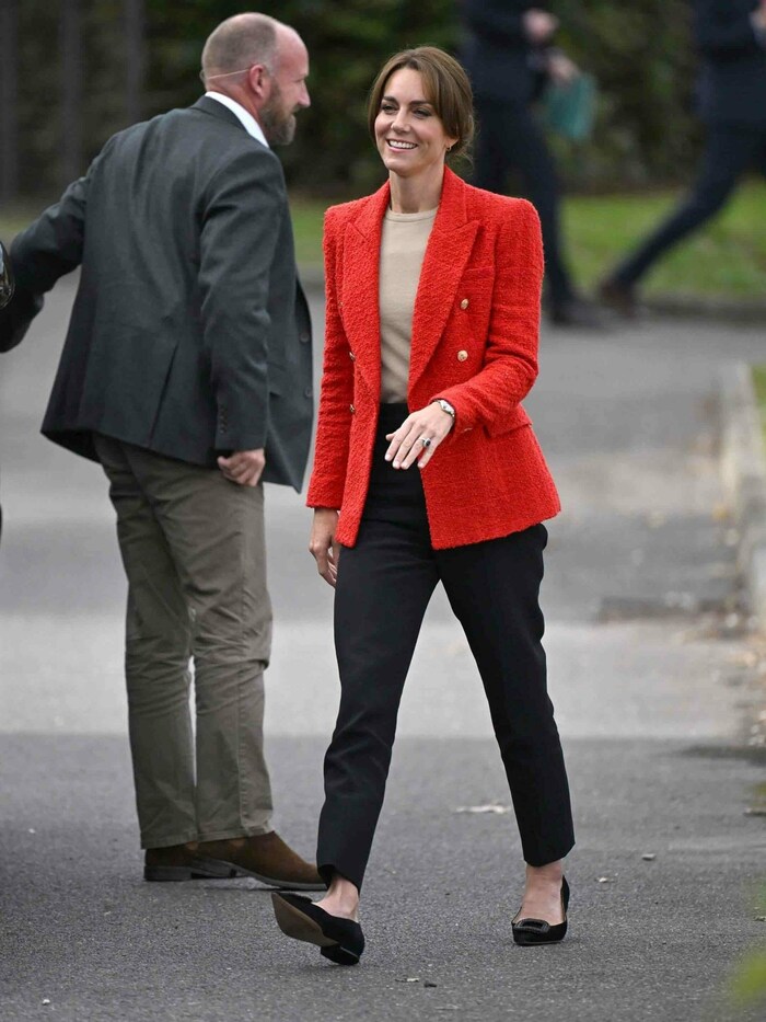 Prinzessin Kate kombinierte ihre spitzen Ballerinas zu einer Stoffhose und einem Blazer.