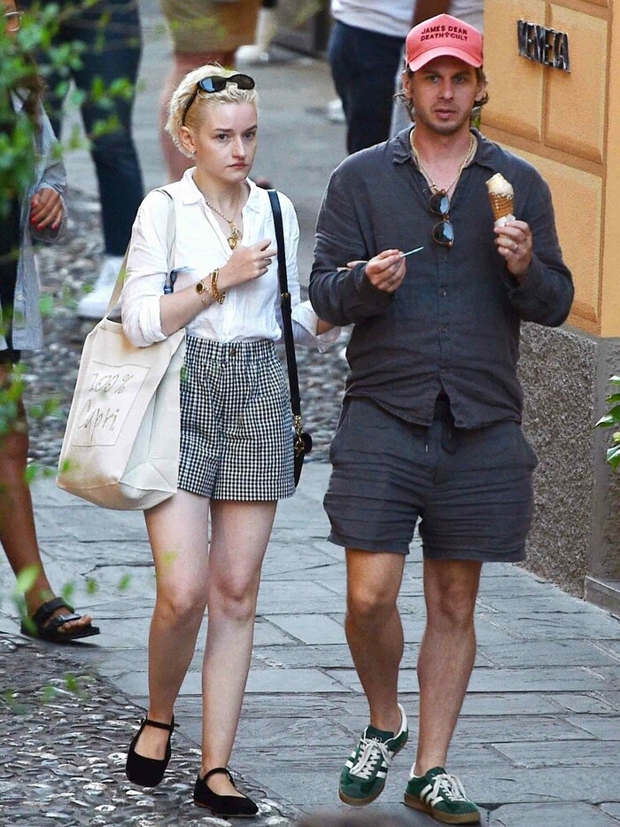 Auch Julia Garner mag die bequemen Ballerinas.