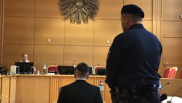 Der verhinderte Räuber aus Rohrbach kam in Linz direkt aus der Untersuchungshaft. Seine Tochter (6) hat er schon lange nicht mehr gesehen. (Bild: Schütz Markus)