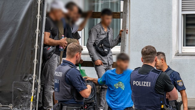 Die Geschleppten werden von der Fremdenpolizei befragt, dürfen weiterziehen. Gefasste Schlepper kommen vor Gericht. (Bild: TEAM FOTOKERSCHI / KERSCHBAUMMAYR)