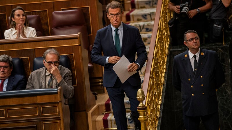 Oppositionsführer Alberto Núñez Feijo im Parlament (Bild: AP/Bernat Armangue)