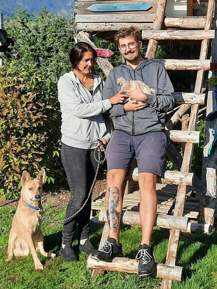 Der Seidenhahn und seine Retter. Mischlingsrüde Bailey konnte ihn aufstöbern.