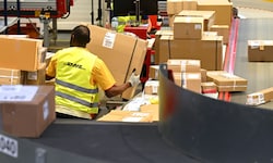 Für die Konsumenten werden Pakete ab Herbst spürbar teurer – damit wird eine Steuerreduktion auf ...
