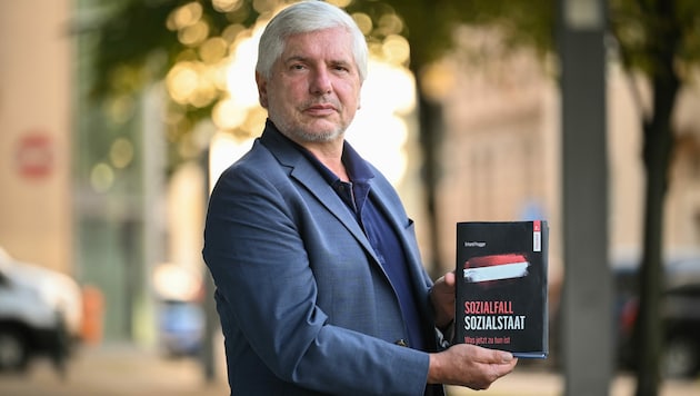 Erhard Prugger mit seinem Buch „Sozialfall Sozialstaat“, das nun im Buchhandel ist: „Derzeit fehlt eine korrekte Ist-Analyse.“ (Bild: Markus Wenzel)
