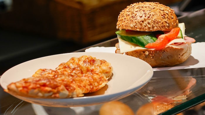 Das Pizzastangerl und das „Nehammer-Weckerl“ kosten jeweils nur 1,50 Euro.