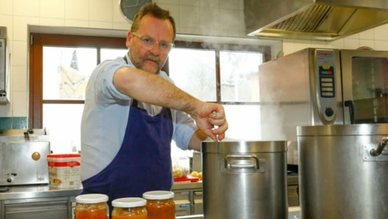 Auch Sepp Schellhorn meldete sich zu Wort. Auf Instagram kocht er für nur 71 Cent Gnocchi mit Tomatensauce. (Bild: Gerhard Schiel)