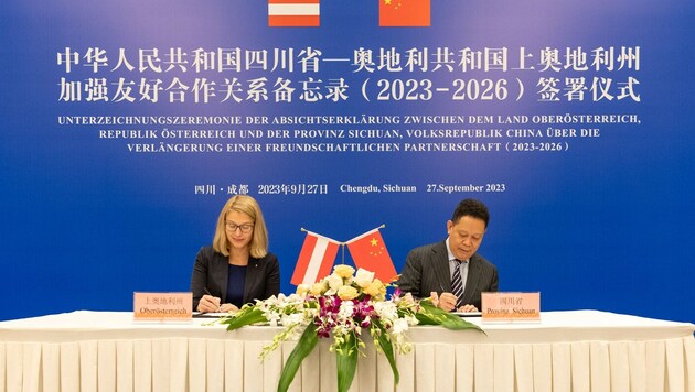 LH-Stv. Christine Haberlander und Vizegouverneur Yang Xinping unterzeichneten in Chengdu ein Partnerschaftsabkommen. (Bild: Margot Haag/Land OÖ)
