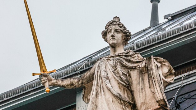 Die „Justitia“ auf dem Dach des Salzburger Landesgerichtes (Bild: Tschepp Markus)