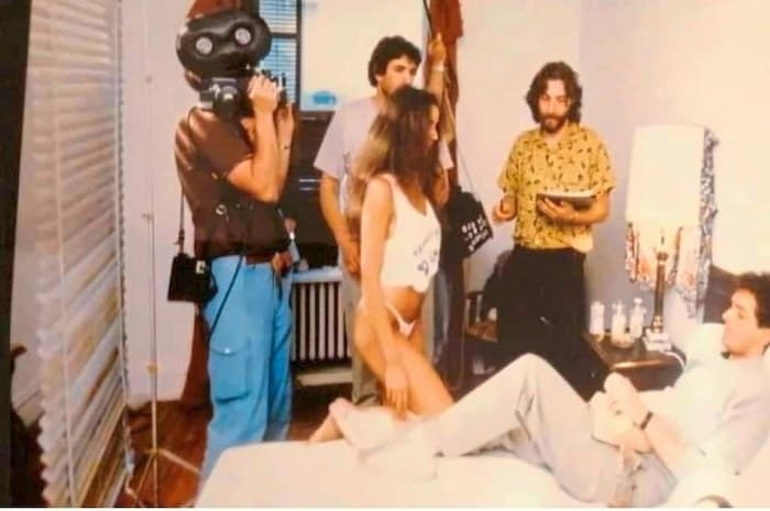 Dreh von „Hallo Deutschland“ 1983 im Chelsea Hotel: Cimarolli als Beauty auf dem Bett mit Falco. ...