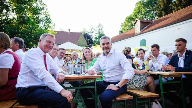 Landeshauptmann Thomas Stelzer mit Kanzler Karl Nehammer bei einem gemeinsamen Termin der ÖVP-Sommertour im Jahr 2022 (Bild: Scharinger Daniel)