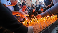 Menschen zünden im nordserbisch dominierten Teil der ethnisch geteilten Stadt Mitrovica im Kosovo Kerzen für die drei getöteten Serben an. (Bild: ASSOCIATED PRESS)