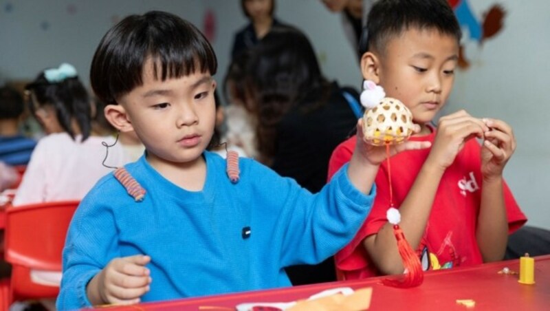 Im Reha-Zentrum Kangyu lernen gehörlose Kinder den Umgang mit einem speziellen Implantat der Innsbrucker Firma MED-EL. (Bild: Margot Haag/Land OÖ)